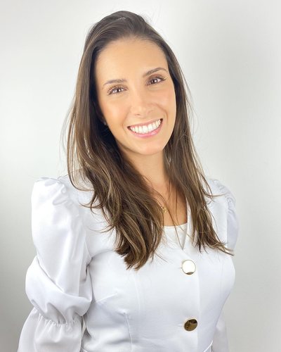 Dra. Marcela Souza, endodontista responsável pelos tratamentos de canal.